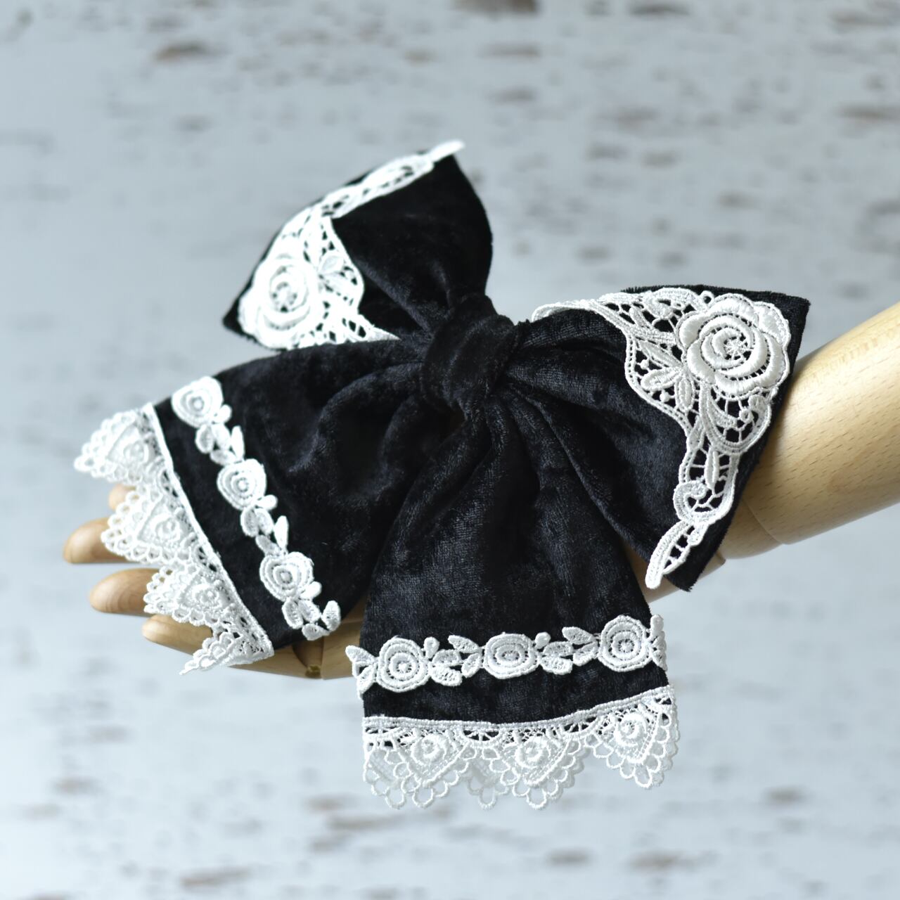 闇に咲く淑女｜クラッシュベロアと薔薇刺繍レースが重なるモノクロ