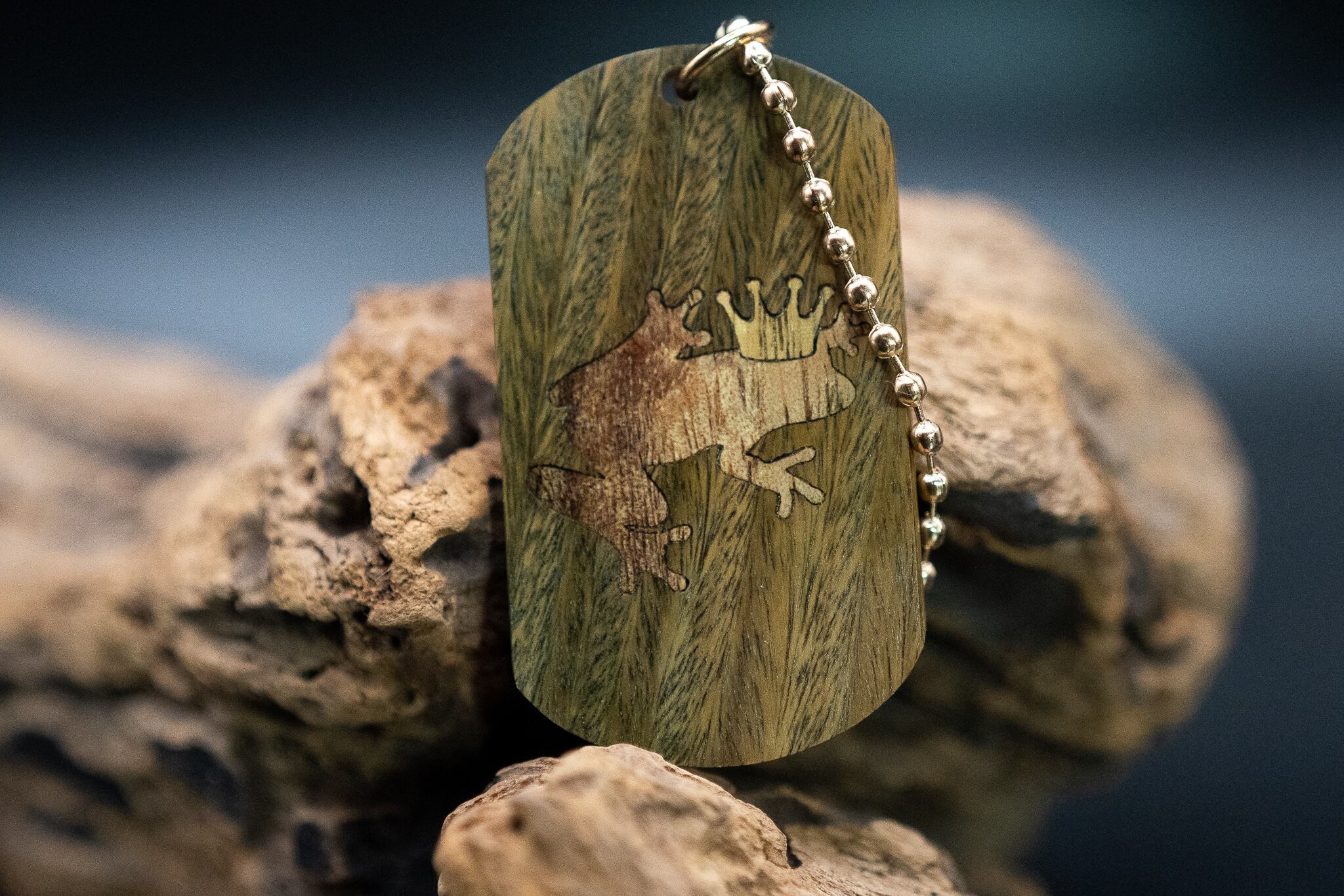 【世界最重量の銘木】 リグナムバイタ ドッグタグ 象嵌 カエルの王様