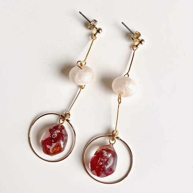 揺れるドライフラワー ループピアス／イヤリング｜赤｜画像3
