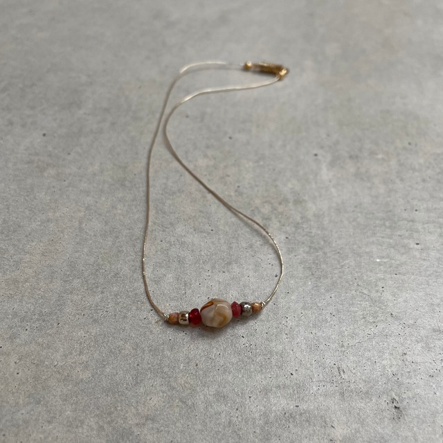line necklace "red nuts"