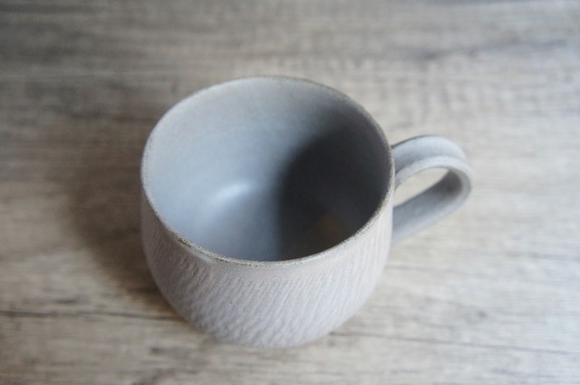 モダンな小石原焼 グレーのマグカップ