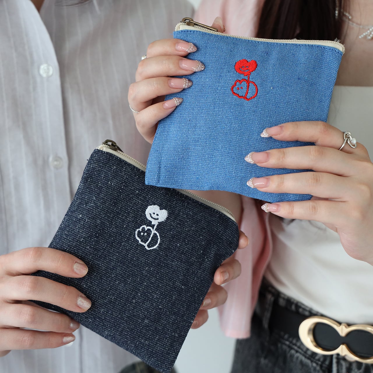 ☆風船ウサ刺繍フラットミニポーチ/ブルー (MK-478) | もくもくちゃん