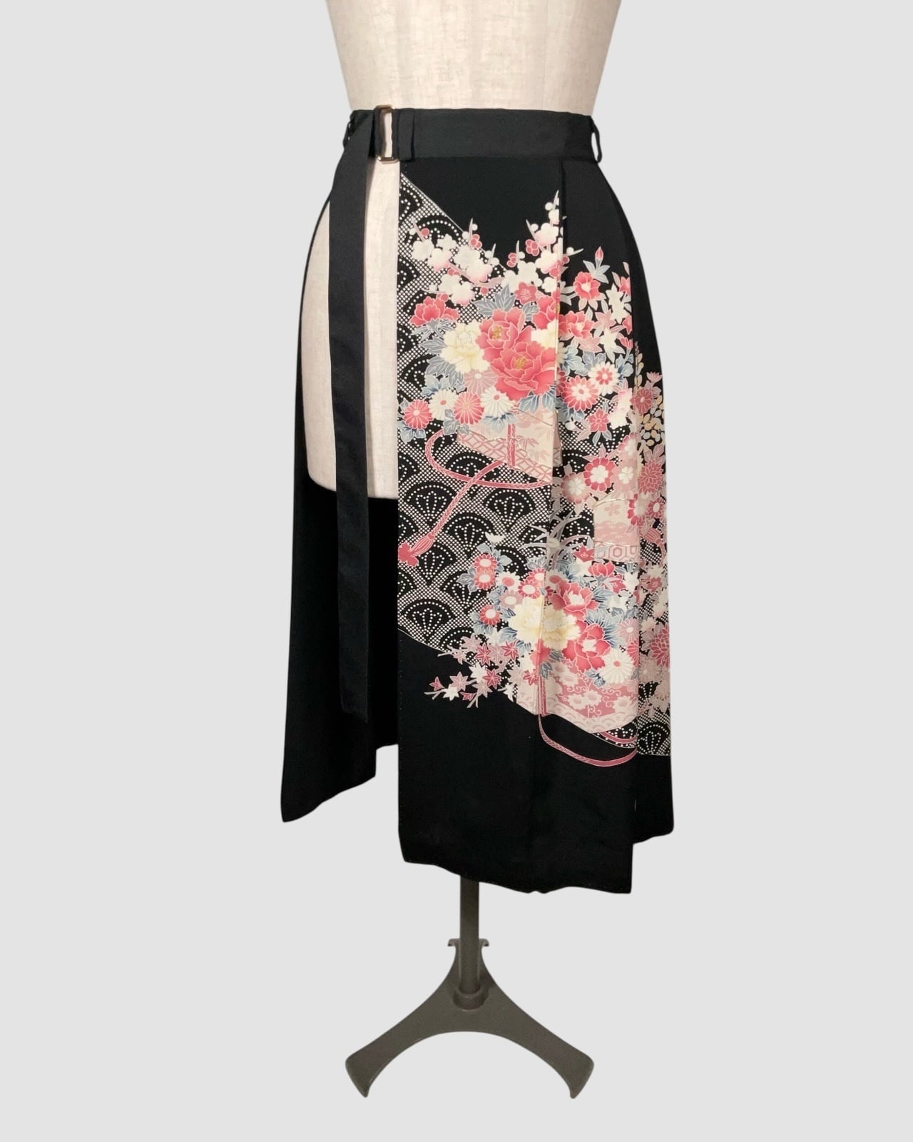 着物重ねスカート(黒留袖より制作) Kimono Overlay Skirt (Made of Kurotomesode-Kimono)