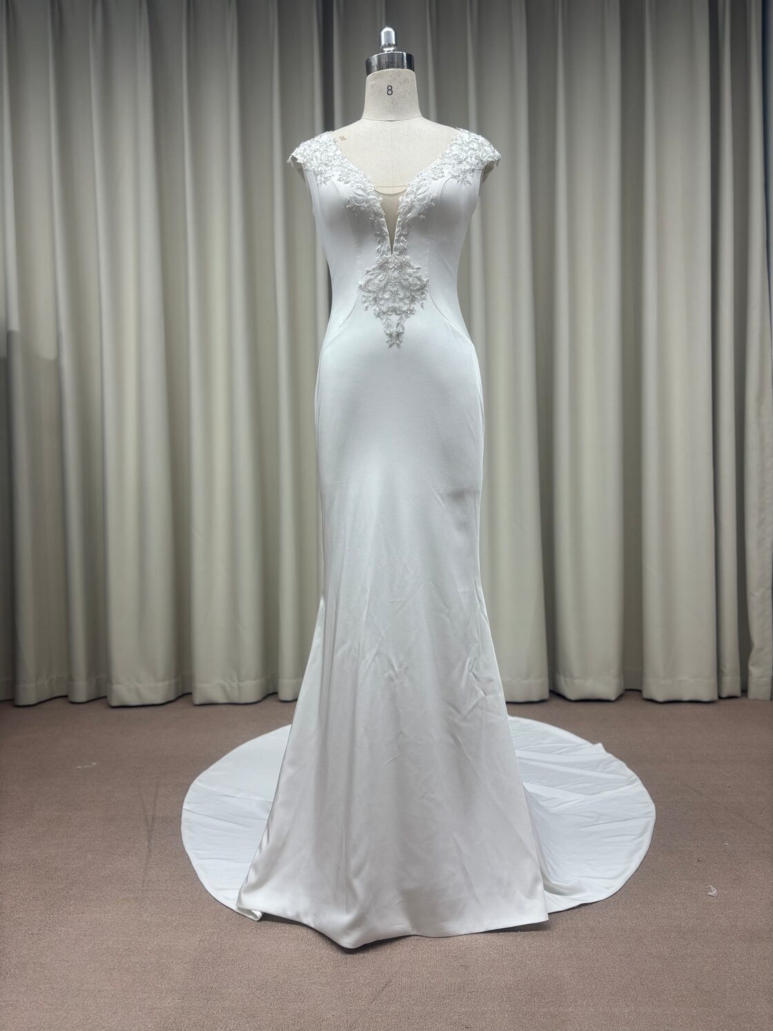 刺繍 マーメイド ノースリーブ シンプル ウェディングドレス 二次会 前  