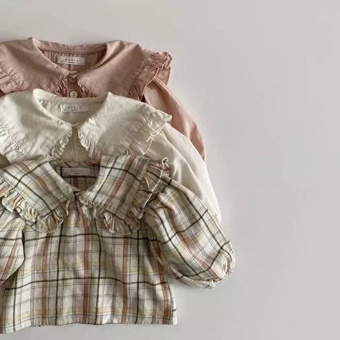 フリル襟付きシャツ