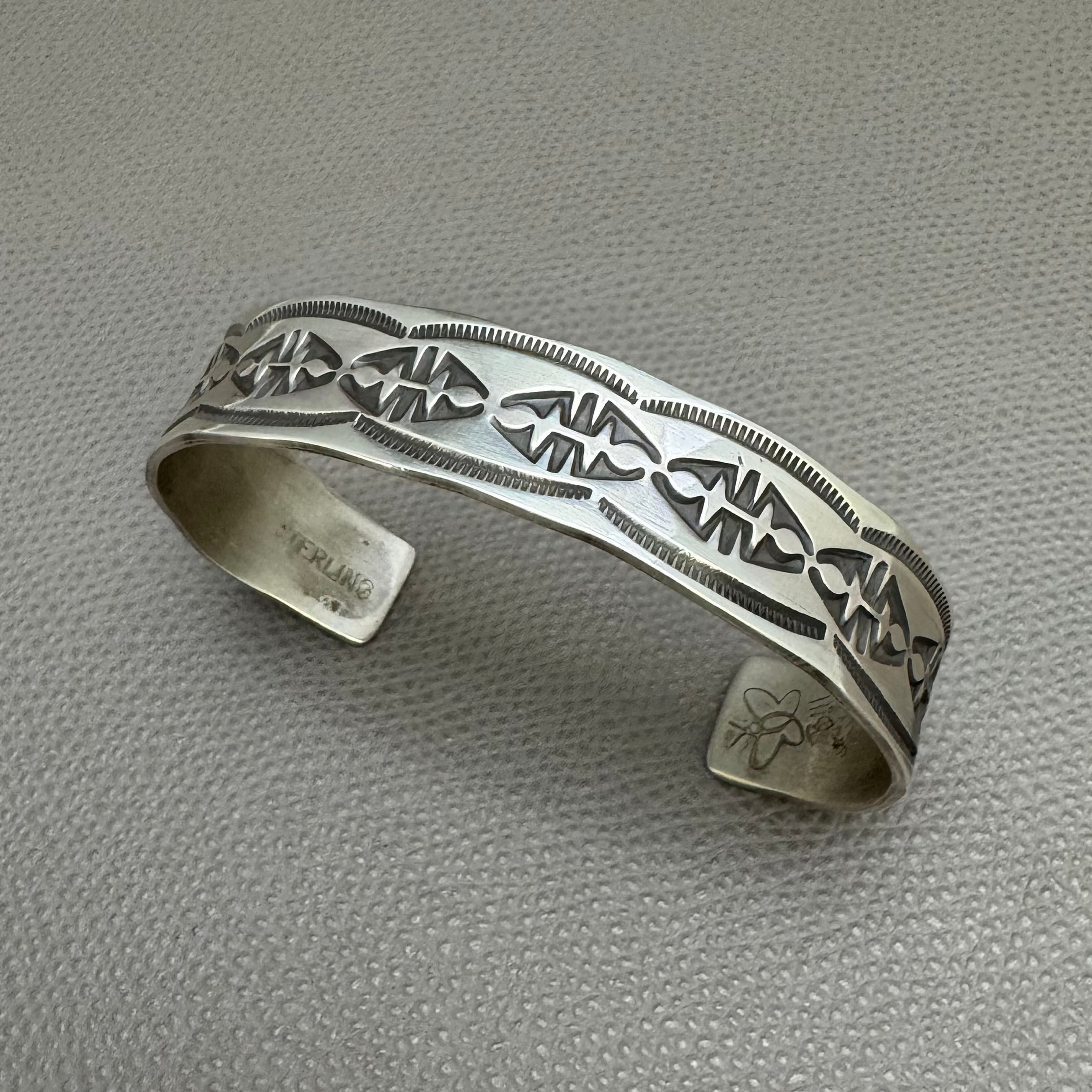 NAVAJO族 Kary Begay (キャリー・ビゲイ)作 シルバーバングル シルバー