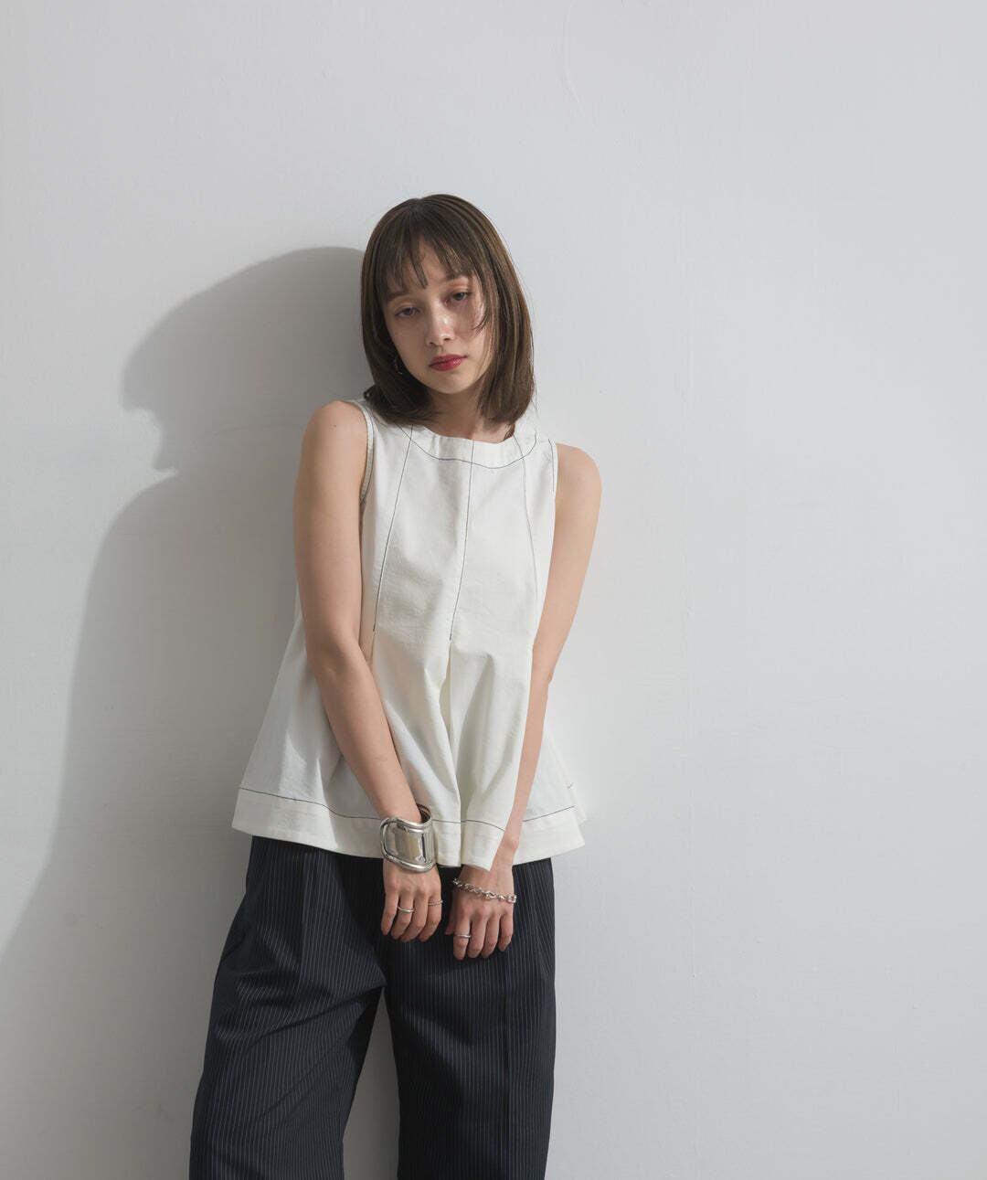 ブリーフィング　ホワイトノースリーブトップス 2603020 フロントタックフレアノースリーブトップス white | エルキカク