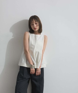 2603020 フロントタックフレアノースリーブトップス white