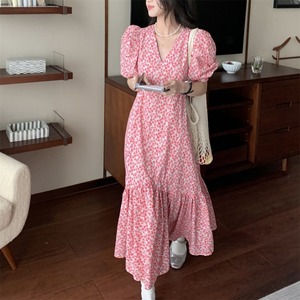 レディース ワンピース ミディアム丈 パフスリーブ Vネック フレア かわいい おしゃれ ガーリー 主役級 存在感 抜け感 キュート ロマンティック フラワー 春 夏 10代 20代 30代 デート お出かけ パーティー イベント 旅行 女子会 休日 ホテル ガーデン ショッピング お花見 合コン コンパ カフェ 楽ちん 普段使い モテ 清楚 インスタ映え 定番 フリーサイズ ピンク 春カラー