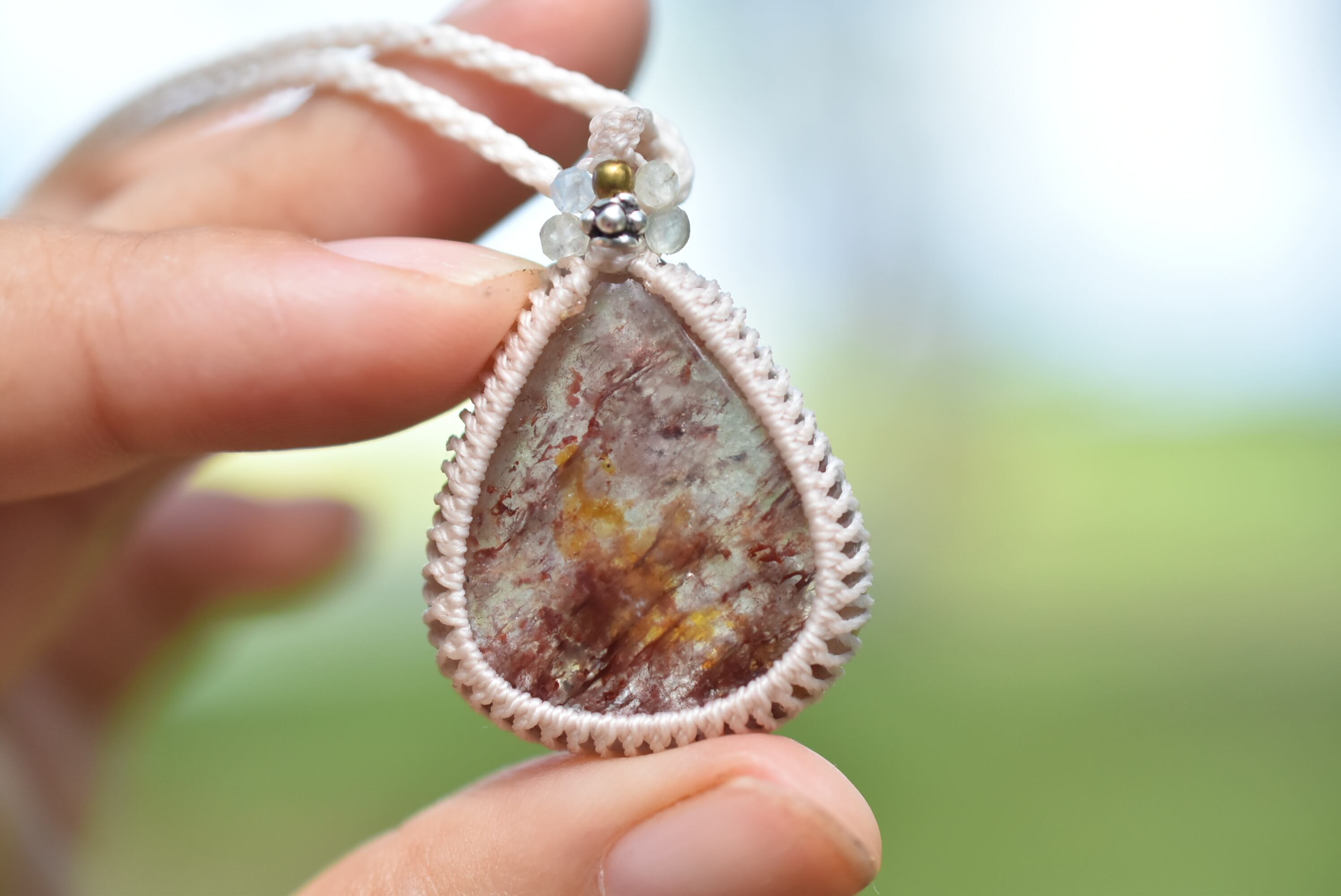 赤いストロベリー内包★オパールカルセドニーインクォーツ マクラメネックレス1233