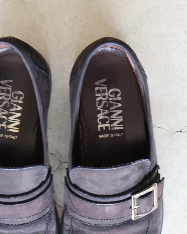 【GIANNI VERSACE】Belted design suede loafers