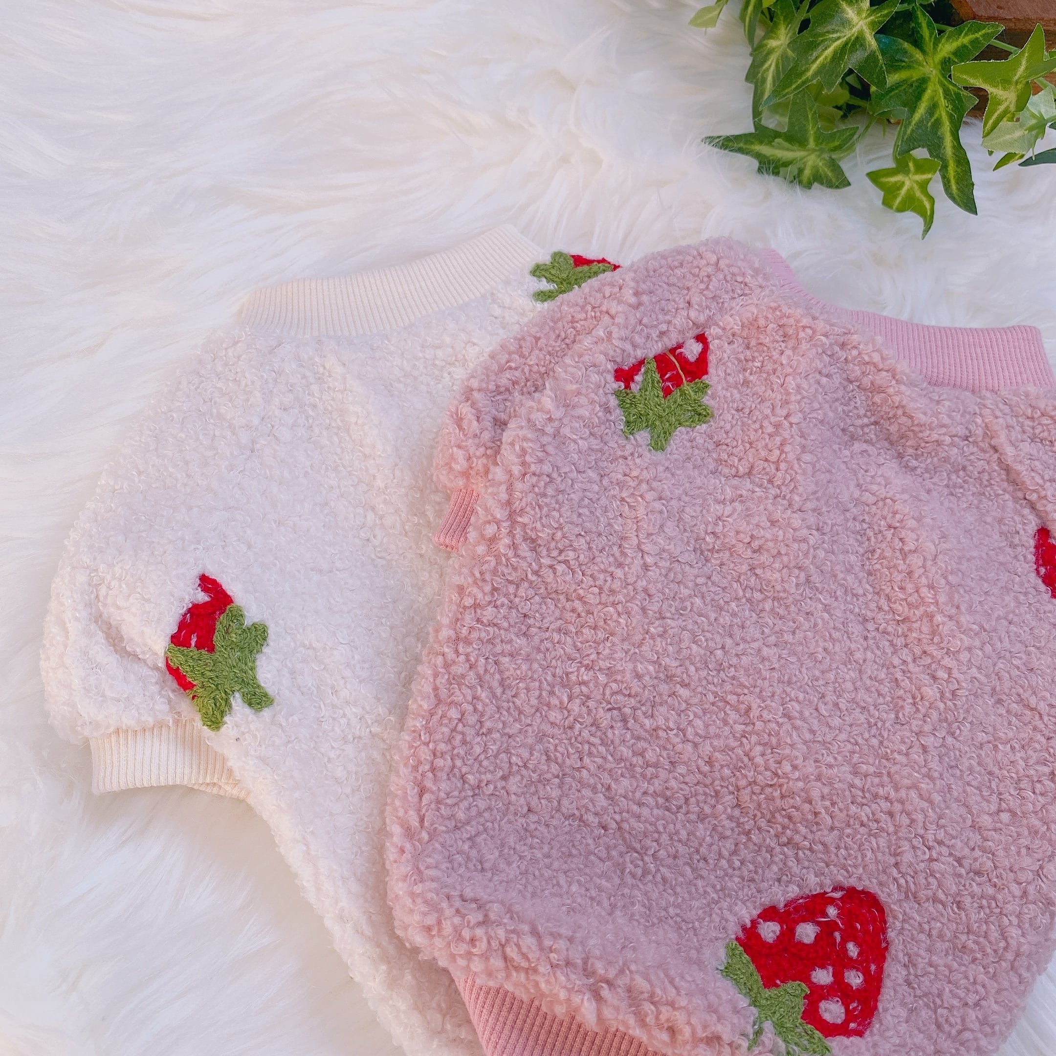 【SALE】ストロベリートレーナー S ~ XL 2color  /  犬服 秋冬 新作 ドッグウェア 小型犬 中型犬 暖かい 犬 服 お揃い 猫 b23