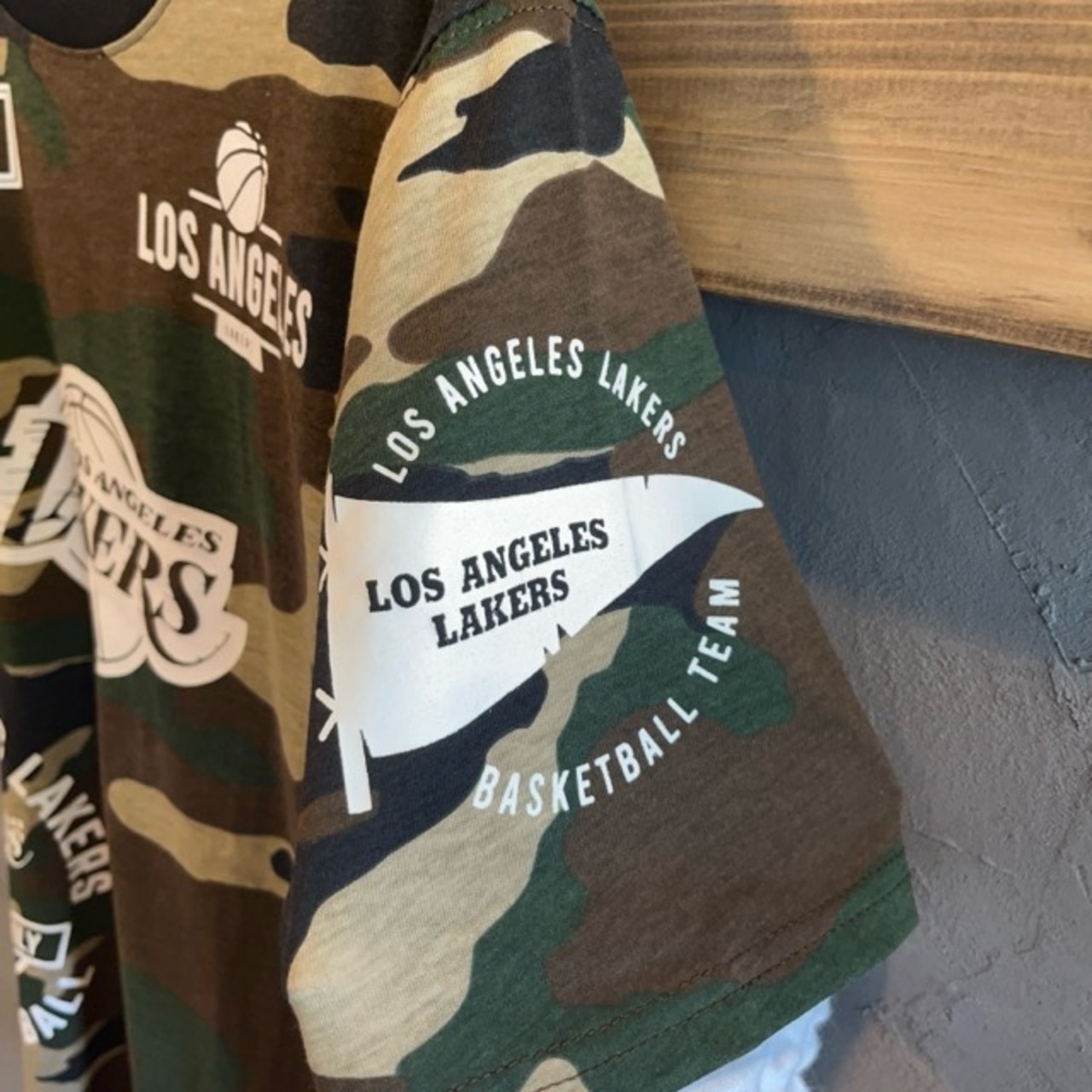 Los Angeles Lakers 迷彩（カモフラージュ）グラフィック Tシャツ