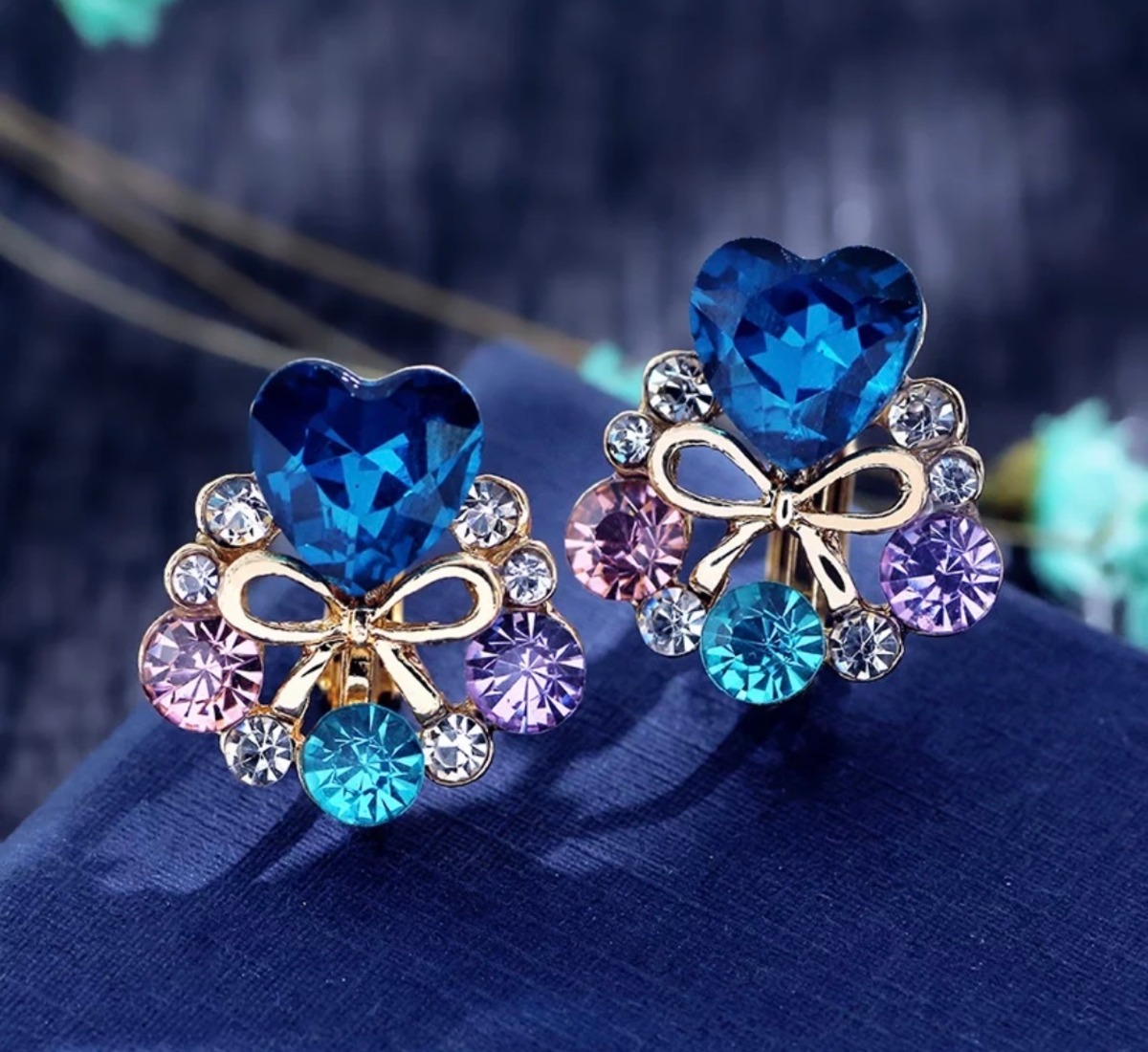 10.選べるカラー!!ベロア&ふわふわチャーム♡ピアスorイヤリングor樹脂  