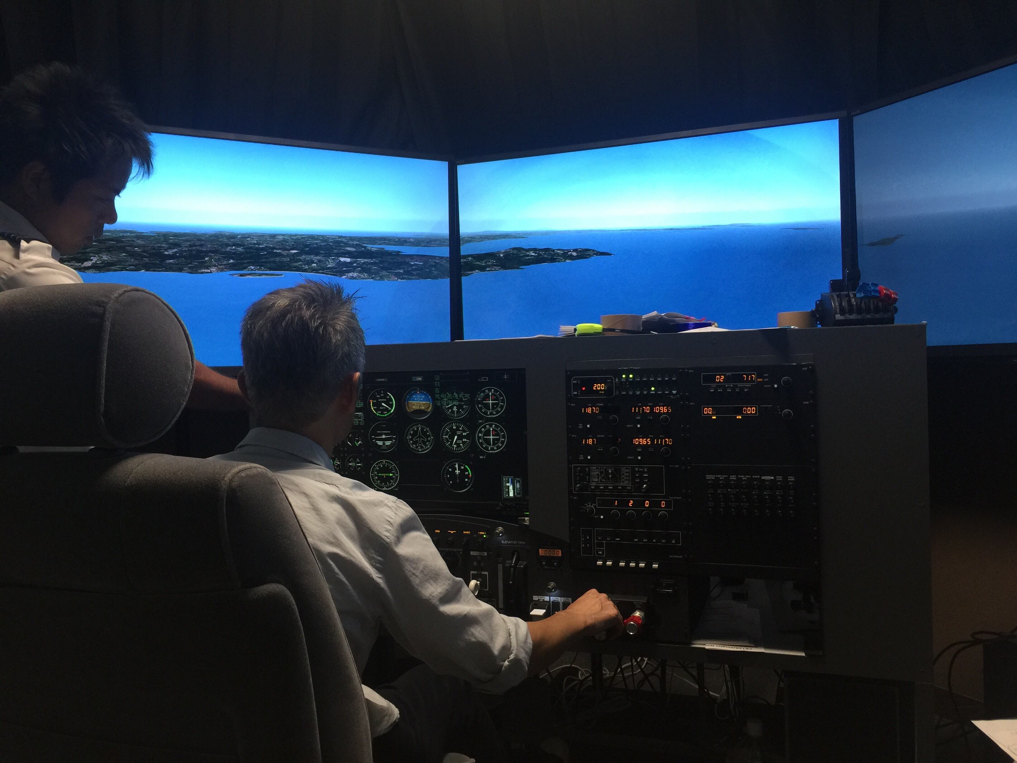 30分 沖縄 北谷でフライトシミュレーター体験 模擬訓練 北谷フライトシミュレーターサロン 沖縄 Fsoパイロット留学アカデミー パイロットショップ