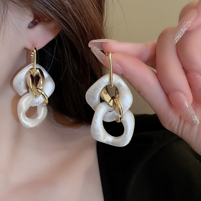 Chain motif big pierce　M1582