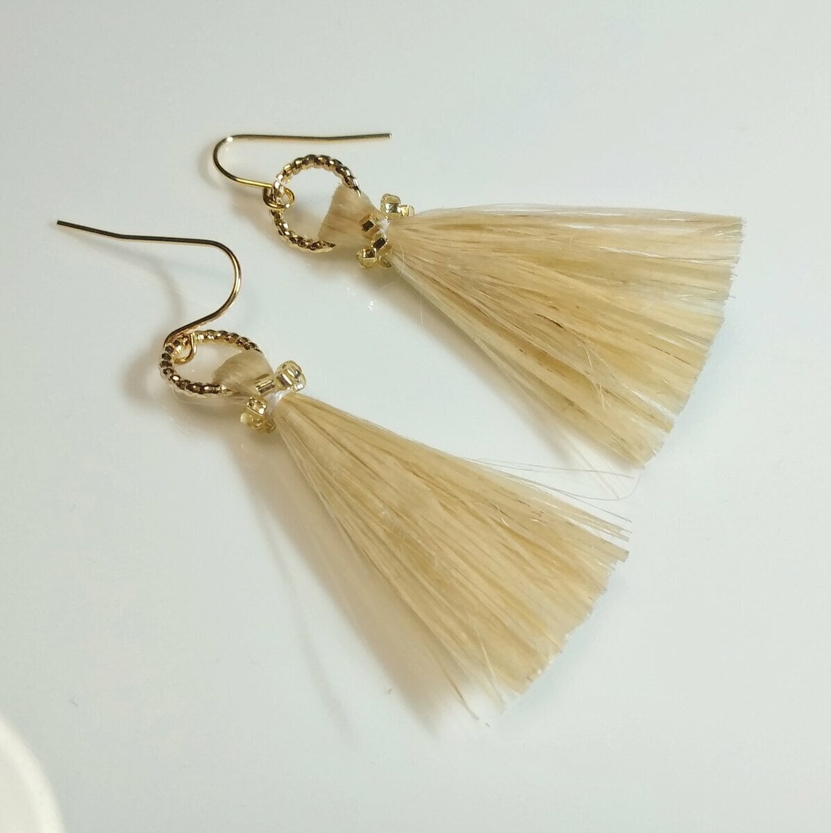 精麻タッセルピアス／イヤリングミニ＊結び姫ゴールド◇キラキラビーズ