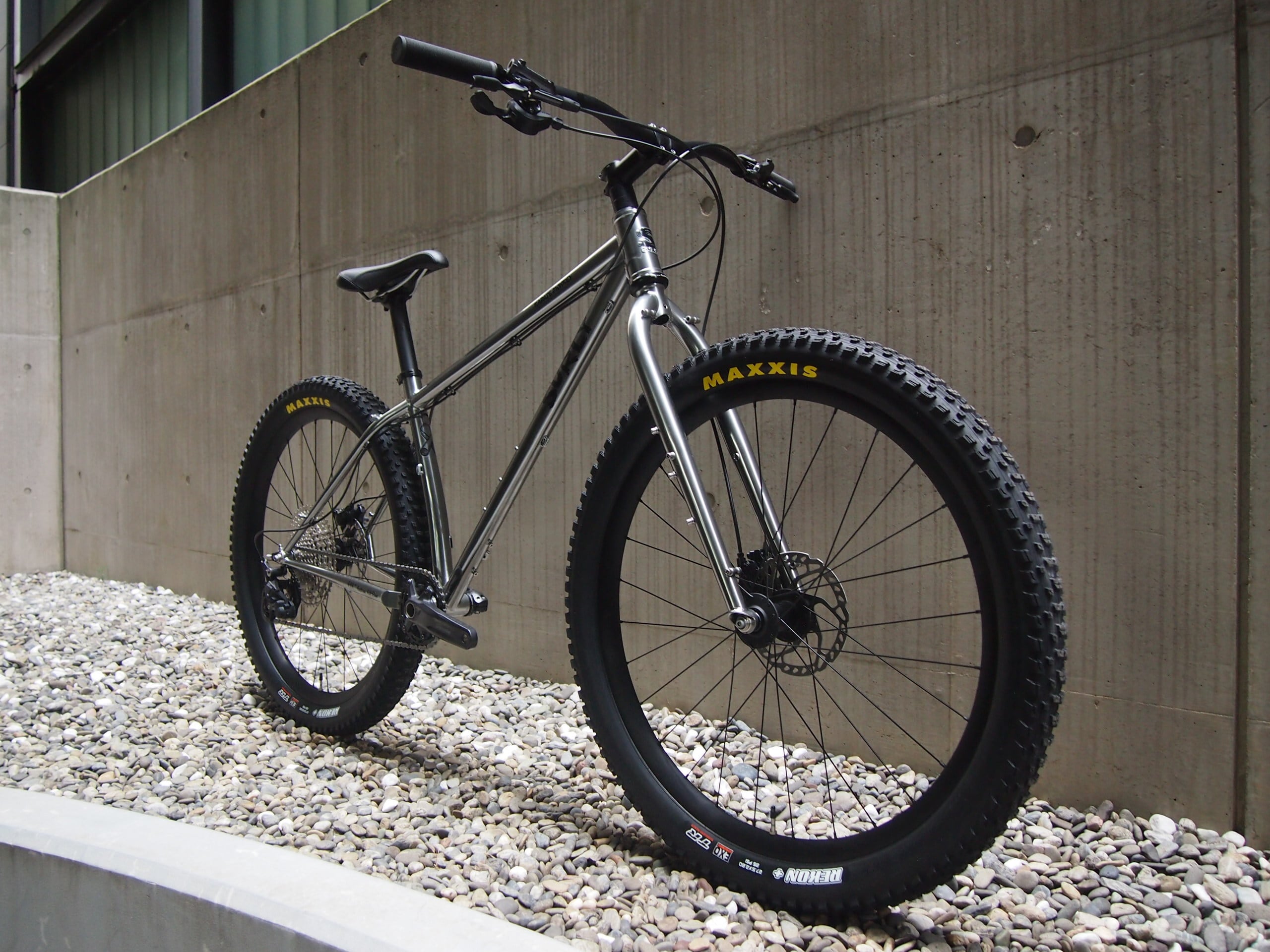 カスタムモデル】SURLY 【 Karate Monkey 】マッハシルバー 27.5+