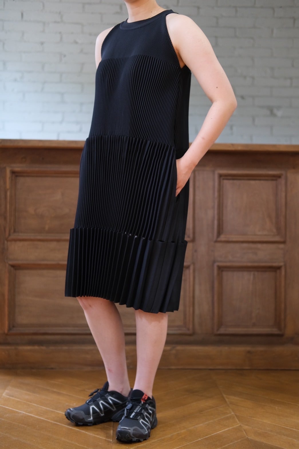 CFCL】 ACCORDION SLEEVELESS MINI DRESS -black- | loop