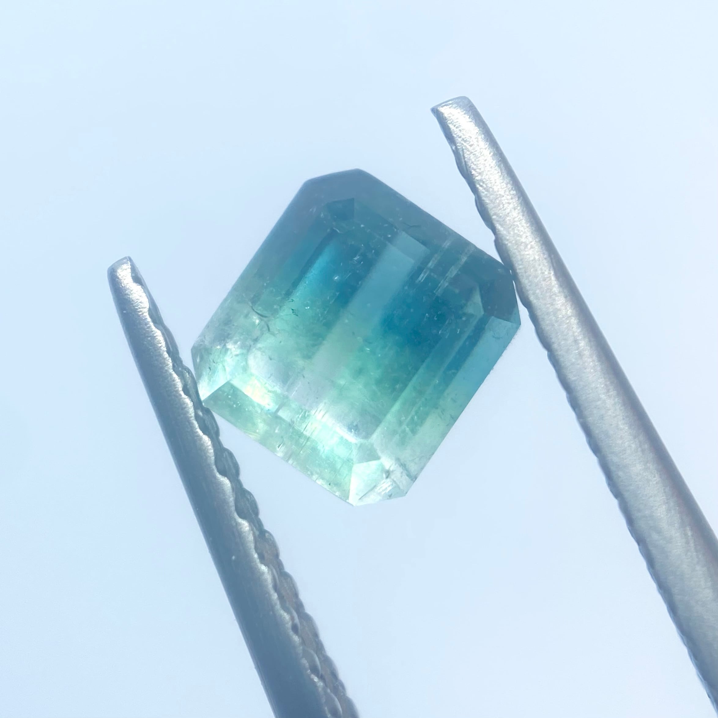 光が差した洞窟の海　パーティーカラートルマリン