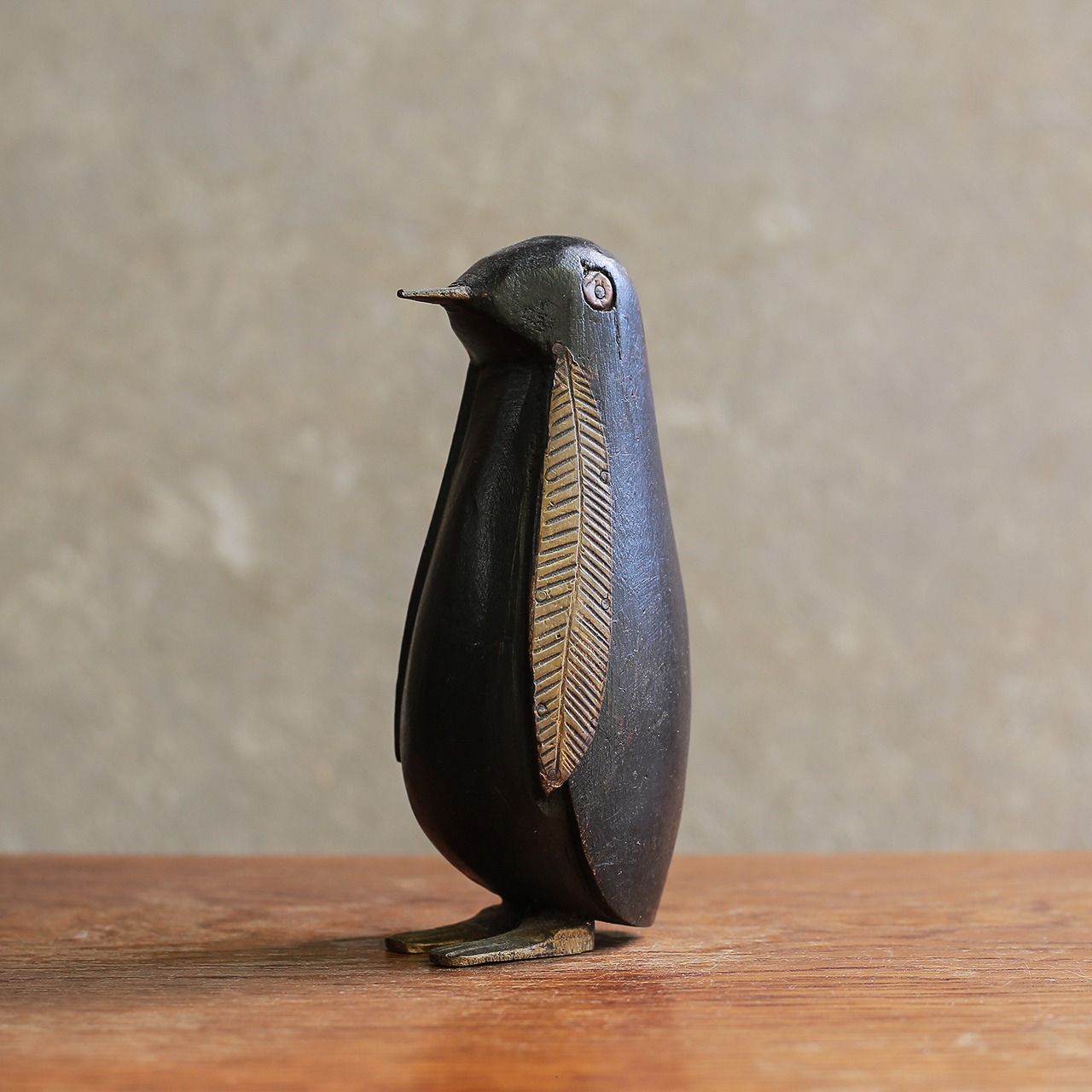 立ち姿が愛らしい、ペンギンの親 1