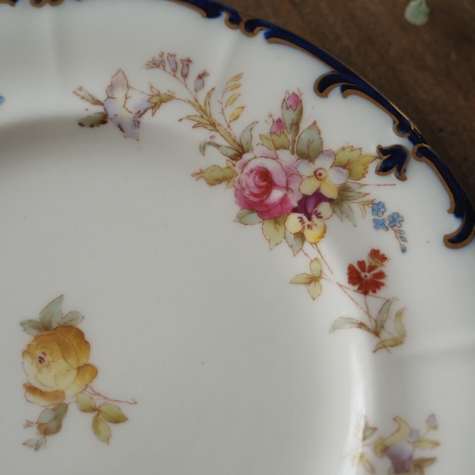 コウルドン cauldon キングスプレート　BBプレート　イギリスアンティーク 英国コウルドン 金彩と薔薇のブーケが咲く優雅なトリオセット（カップ
