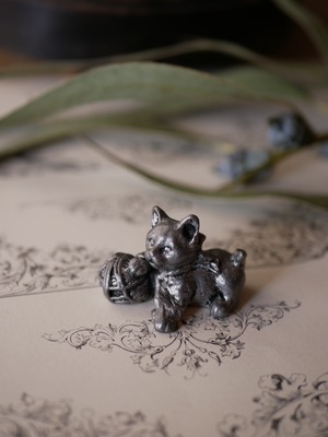 ピューター製　小さなオブジェ　置物　ネコ　フランスアンティーク　猫　ブロカントのある暮らし