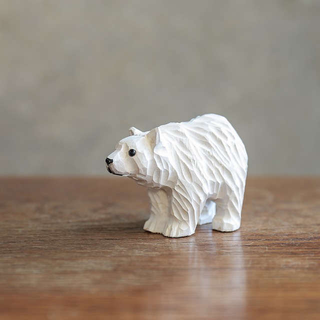 力強く一歩を踏み出す、真剣な眼差しのシロクマ 1（子）