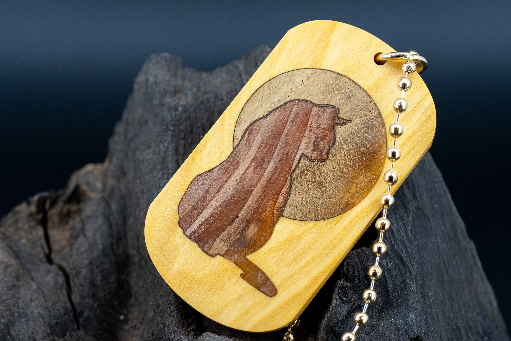 ※【日本工芸文化の代表格】御蔵島柘植 ドッグタグ 象嵌 探る視線