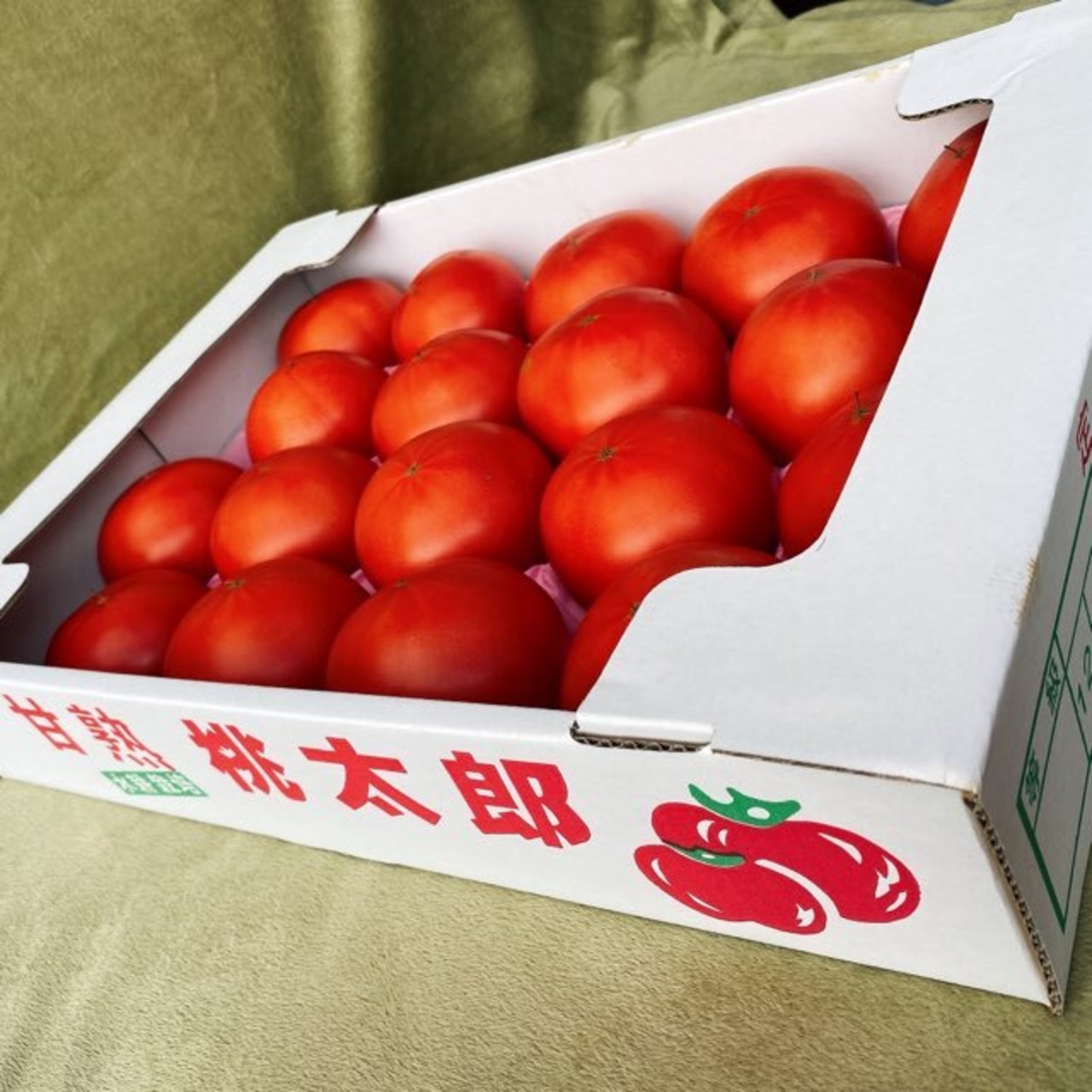 新鮮桃太郎春トマト　大玉１８個入　4.5㎏以上　４４００円