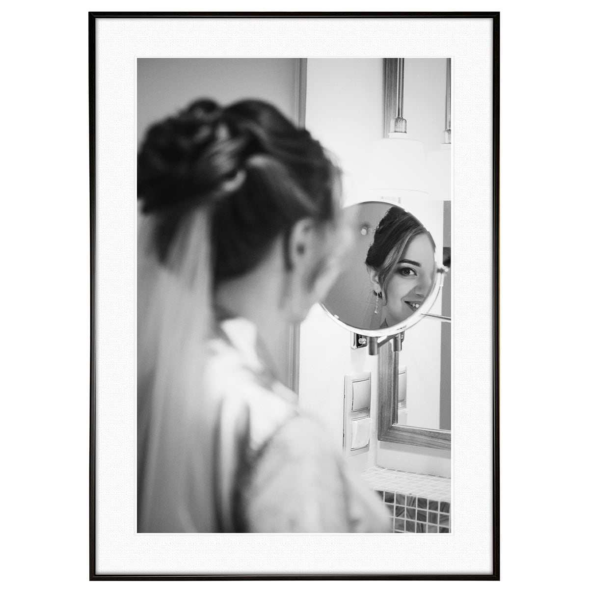 人物写真 鏡に映る女性の微笑み インテリアモノクロアートフォトポスター額装 AS4614