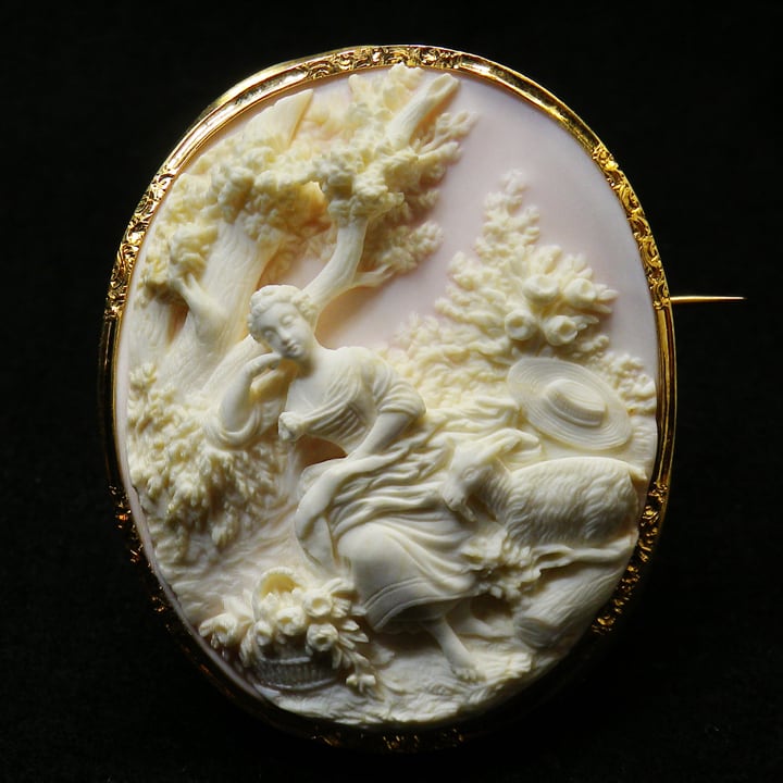 アンティーク (推定19世紀末) 絵画カメオの祖たる名作『眠る羊飼い』