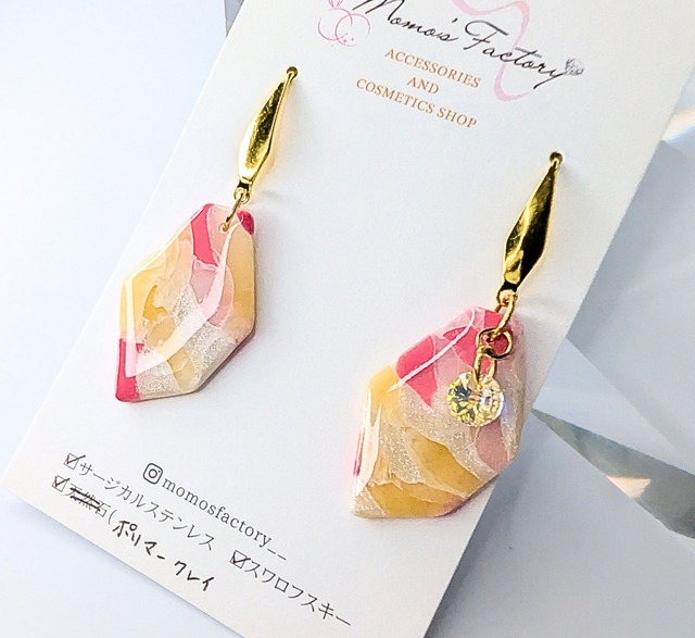 揺れるスワロフスキーとポリマークレイのピアス［MMF-158］