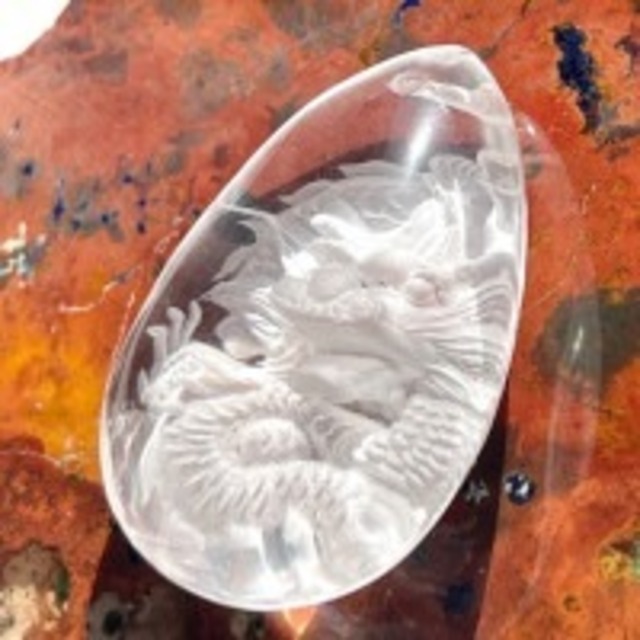 【超美石】水晶　龍の彫刻入り　タンブル（穴あき）　NO.3　　　5260