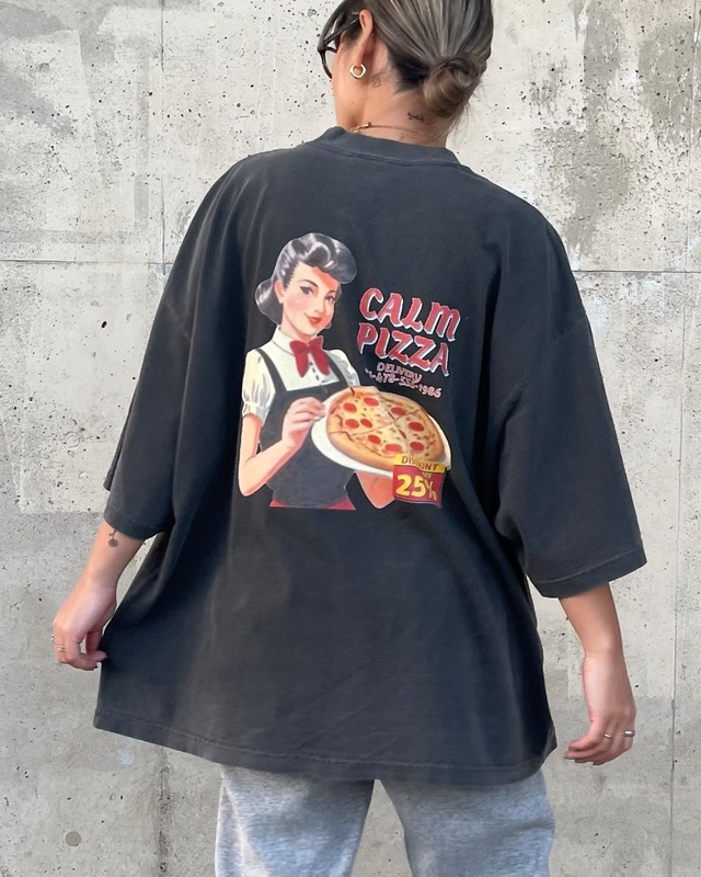 【calm original】pizzagirl print vintage like tee <black>