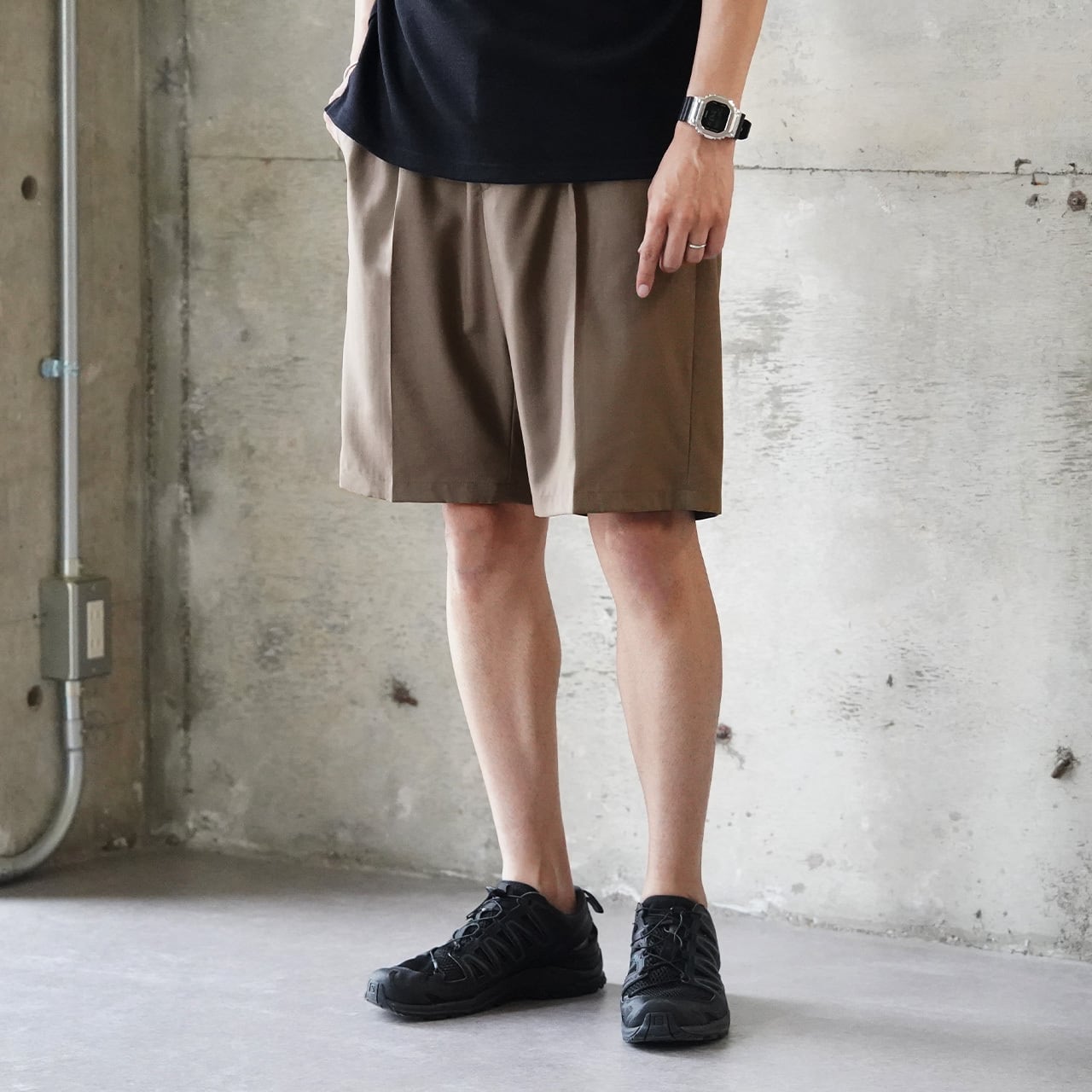 圧倒的な軽涼感と、洗練された大人の佇まいを醸す「尾州ウールショートパンツ」(SUPER160's)