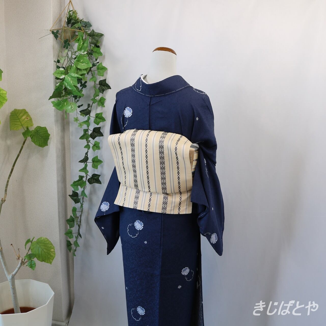 正絹綸子 鉄葡萄に雪輪の飛び柄 絞り 単衣 | きじばとや