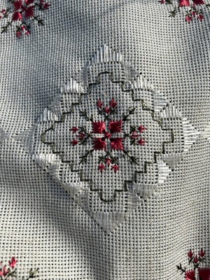 ウクライナ伝統手刺繍祭具タオル「ルシニク」　テーブルランナー