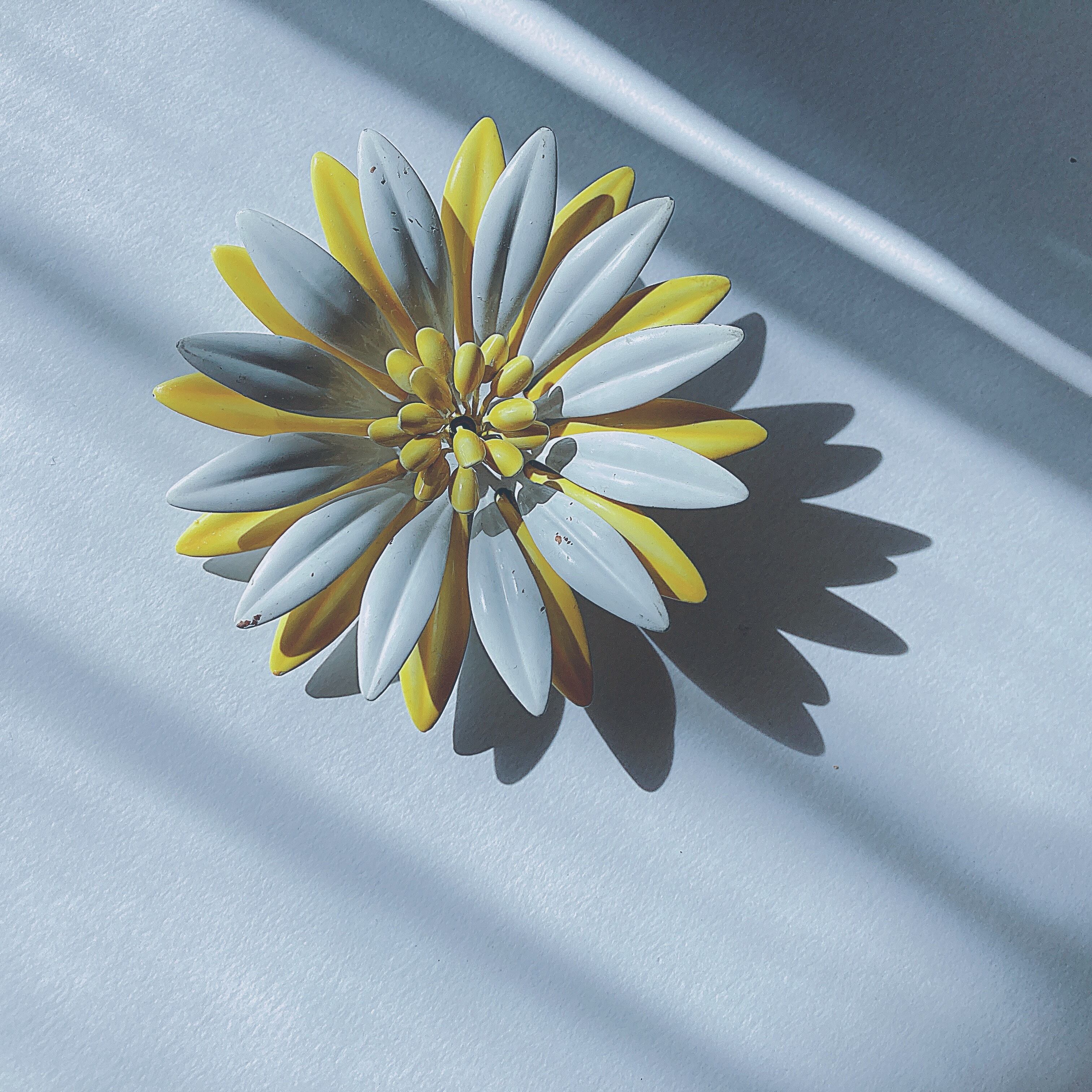 Vintage 60s - 70s white yellow enamel flower brooch ヴィンテージ