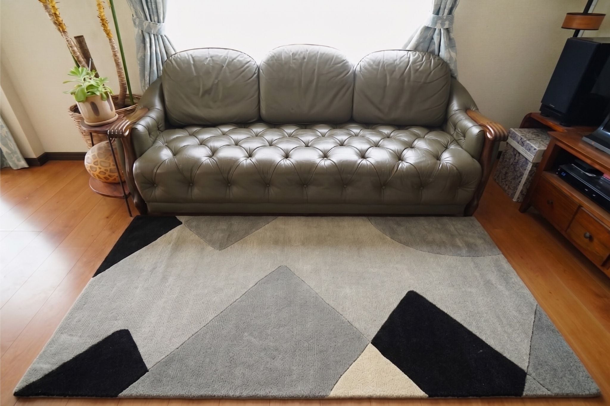 アクタス　ウールラグ 幾何学模様 黒白 160x90cm MOTIF RUG_SANKAKU-B】モダンな幾何学デザインをまとうモノトーン_