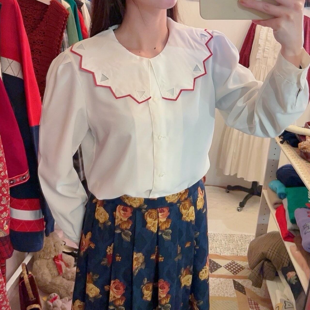 triangle cutting collar white blouse