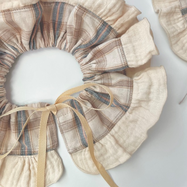 【BIQUET チェックフリルスタイ】お祝いに 小物 / ドッグウェア 犬服　ハンドメイド　ガーゼ