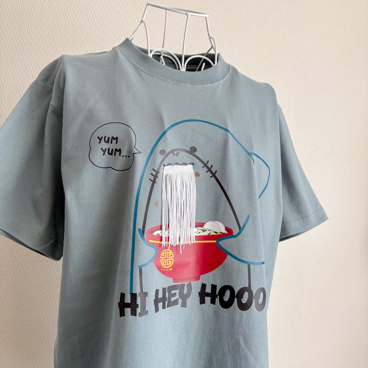 【うどん大好き!!!】 サメTシャツ｜揺れるフリンジ麺  シャークT 綿100％ ユニセックス - 5