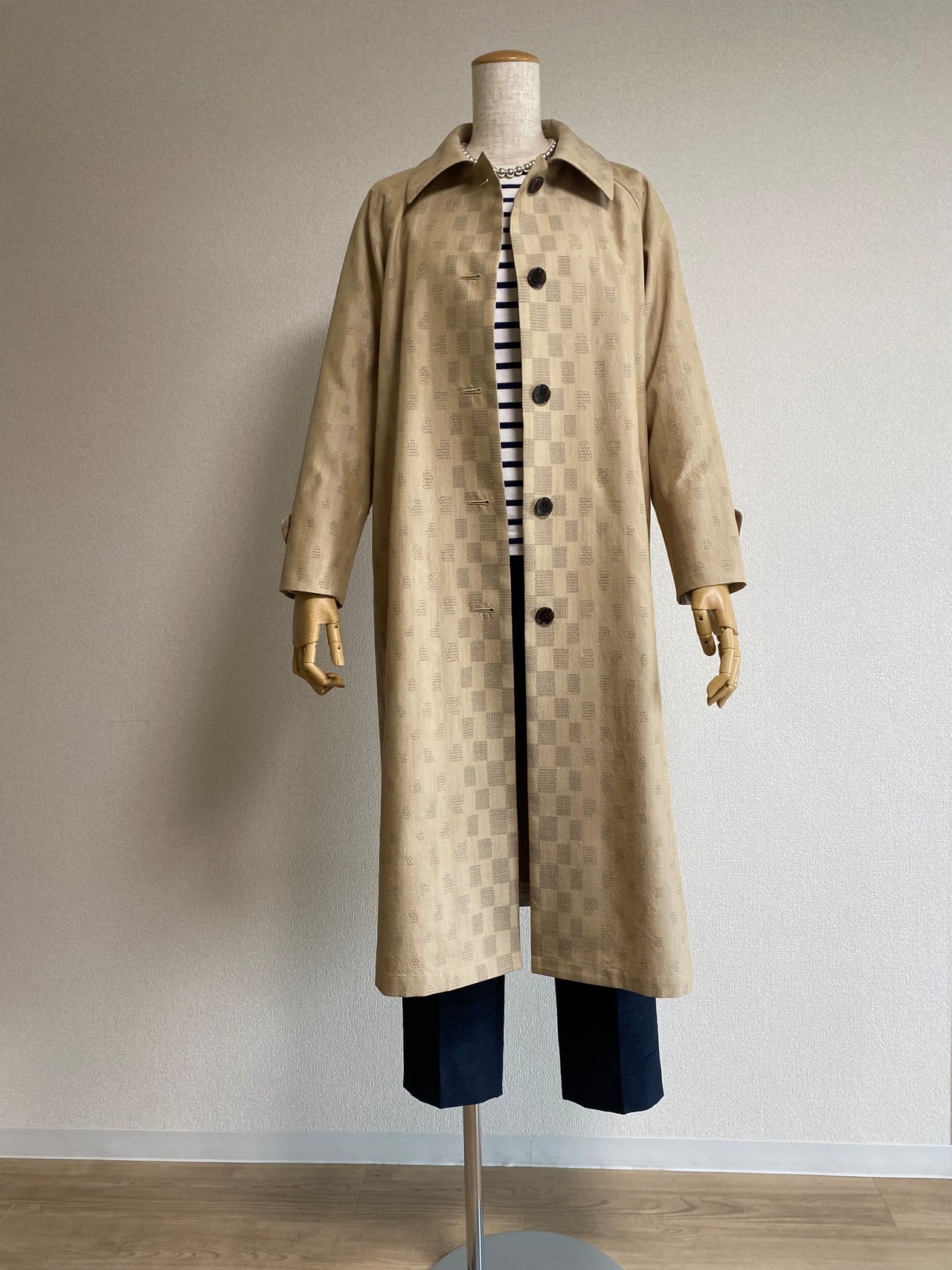 28　市松グラデーショントレンチコート