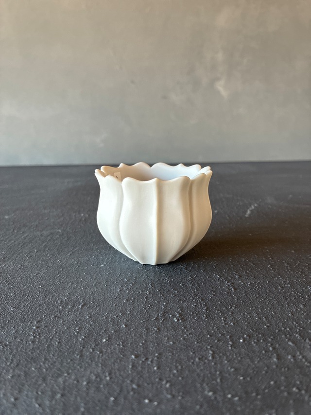 (切れ)白磁Suzuran茶杯a　東一仁