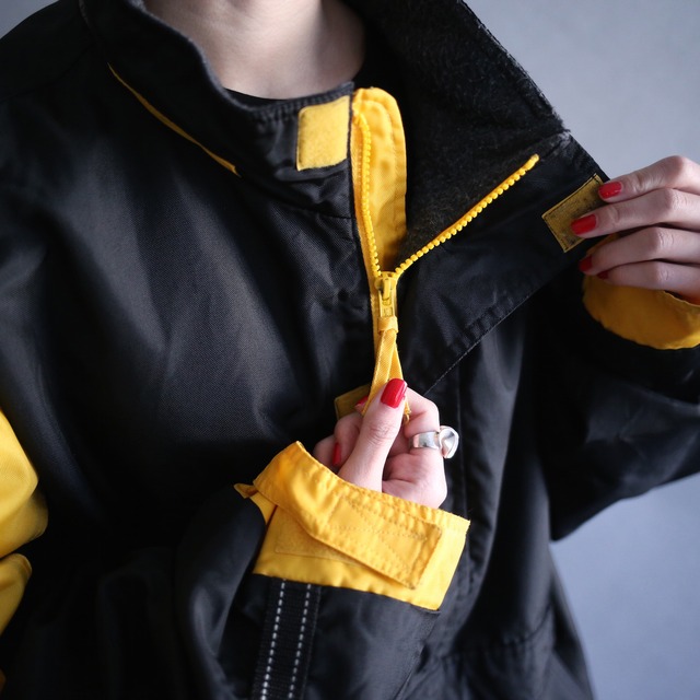 "yellow×black" bi-color sleeve taping gimmick design over wide silhouette anorak