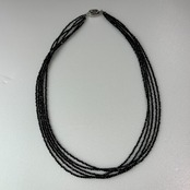 キラキラと光るブラックスピネル5連ネックレス ne1161