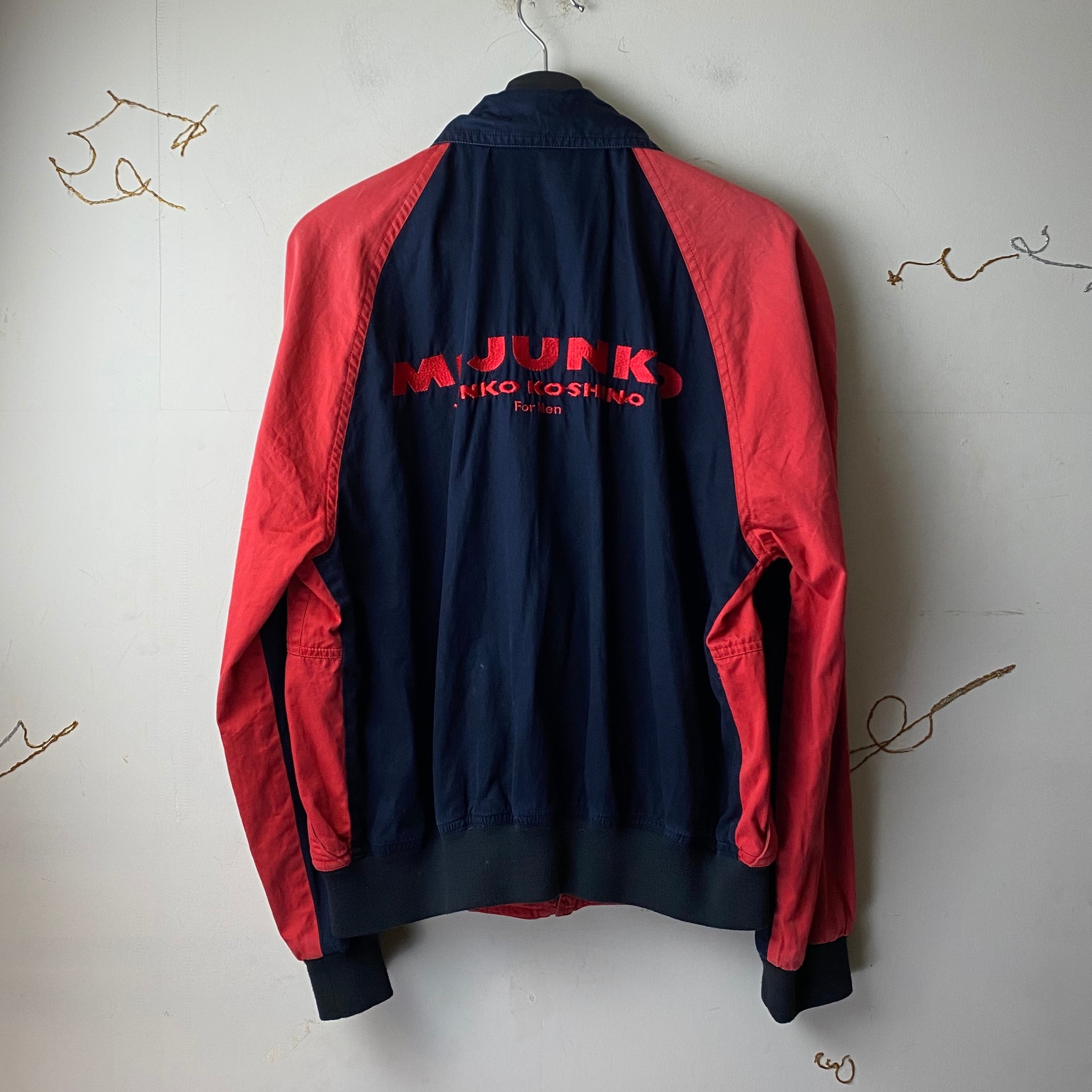 MR.JUNKO back logo embroidery bicolor blouson | NOIR ONLINE