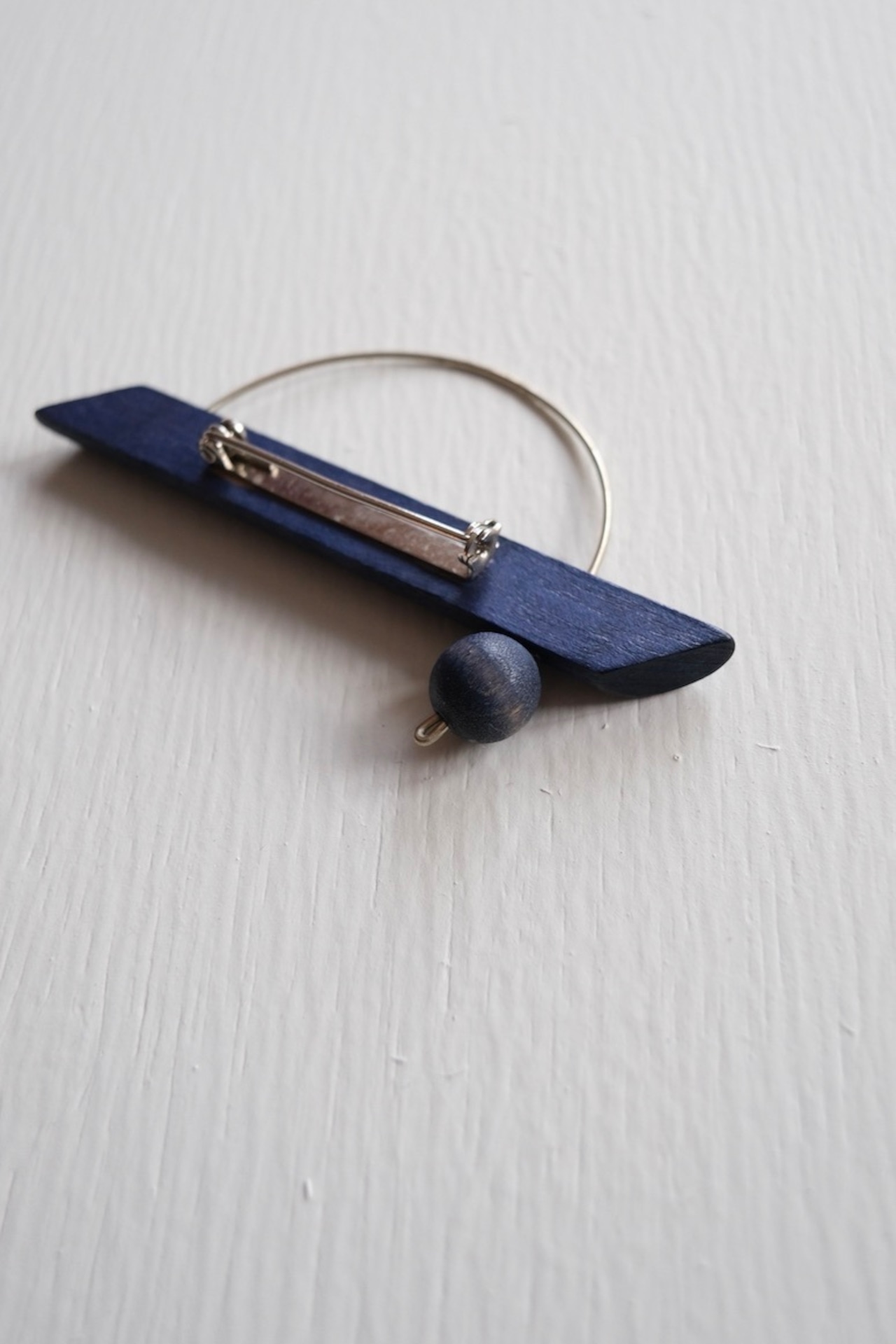 Aarikka golden semicircle brooch - navy