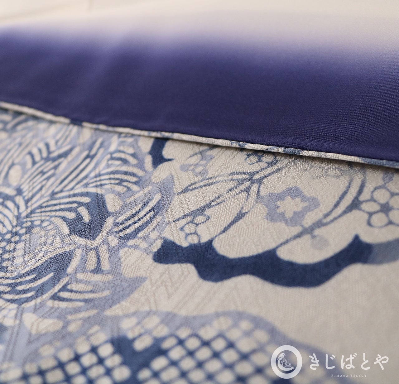 小紋　正絹綸子鼠色手挿し地紋起こし 銀座【D-2297】紋絽 小紋 白鼠色 蔓花の図（しつけ付）（N） - 銀座